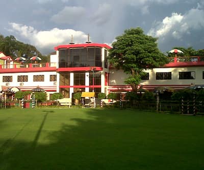 https://imgcld.yatra.com/ytimages/image/upload/t_hotel_yatra_city_desktop/v1476963387/Domestic Hotels/Hotels_Kolkata/Palm Village Resort/Main_Lawn.jpg